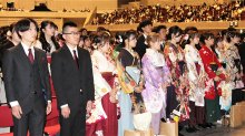千葉大３３８０人の門出　幕張メッセで卒業式