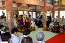 将軍に思いはせ練り歩き　伝統行事「上総五十座」　勝浦・長慶寺