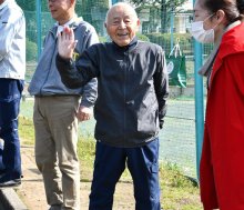 毎朝、高校生にエール　多古高校であいさつ運動　山﨑侃（ただし）さん（９６）　【ひと模様】