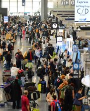 成田空港　出国ラッシュ始まる　ＧＷに海外の観光地へ　国際線利用１・２倍の１１７万人　コロナ禍前と同水準　訪日外国人が多く