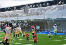 【写真複数あり】成田空港に「ポポパーク」オープン　保育ルーム専用の広い園庭、園児ら笑顔　旅客が使える憩いのエリアも