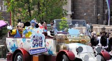 【写真多数】ディズニーでびしょ濡れに！　ミセスとコラボ、楽曲響く夏イベント　２日スタート