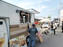 駅周辺を居心地良く　ＪＲ八幡宿駅で実証実験　地元グルメ集い滞留の場