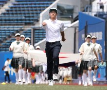 行進先導役、堂々と　千葉商大付３年・池田さん　第１０７回全国高校野球　千葉大会　第１日