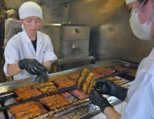 暑い夏乗り切って　成田山参道、ウナギ店にぎわう　土用の丑の日