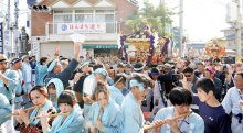 【動画あり】あんりゃあどした！！　匝瑳　商店街に威勢良く　５日まで八重垣神社祇園祭　沿道から「水掛け」暑さ対策も