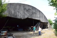 庭に残る「戦争の証拠」　戦下の記憶は子どもや孫に　茂原　海軍航空基地の掩体壕　【戦後８０年ちば　記憶宿る地を訪ねて】（７）