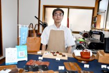 中山参道に活気生む拠点　市川、昭和の旧写真館利用　第１号ショップ革製品販売店　なかやまＢＡＳＥ