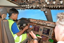 児童がシミュレーター体験　特別に航空機操縦を訓練　成田空港