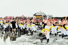 【写真多数】「汐ふみ」漁師町熱気　神輿、一斉に荒海へ　いすみ　大原はだか祭り