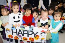 ハッピーハロウィーン！　園児仮装し飾り付け　成田空港