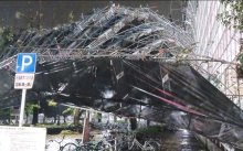 【速報】千葉で立体駐車場脇から足場倒れる　強風影響か、「駐輪場と遊歩道ふさいでいる」通報　けが人確認されず