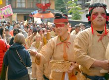 “古代人”練り歩き　９日、芝山はにわ祭　出店や体験ブース　節目重なり盛大に
