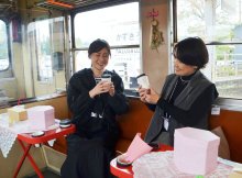 列車に揺られ、優雅な味わい　アフタヌーンティー列車　小湊鉄道が初運行