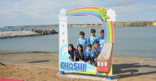 海、屏風ケ浦バックに撮影　銚子　フォトフレームお目見え