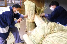 成田山新勝寺で大しめ縄作り佳境　新年の準備丁寧に　わら２５００束、重さ２００キロ