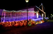 駅前包む幻想の光　心温まるＸマスイルミ　町キャラクターも出迎え　神崎