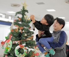 空に願い込め飾る　成田空港にクリスマスマスツリー　園児ら、サンタへ手紙も