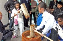 餅つき楽しみ国際交流　異文化理解、双方向に　鴨川　【師走スケッチ２０２５】