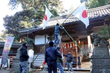 迎春準備で飾り付け　日吉神社、地域住民が汗　東金　【師走スケッチ２０２５】