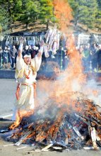 炎にお札３万体投げ入れる　成田山新勝寺、感謝込めお焚き上げ