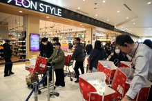 イオンモール幕張新都心で初売り　「福カート」人気、詰め放題も　オープン前から行列