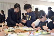 「友禅染」の魅力伝える　佐倉東高生が児童に授業　作品見せ合い笑顔