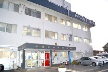 ベッドに横たわる入居女性に右膝落とし…大腿骨折る重傷負わせたか　容疑で介護士の男逮捕　白井