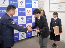 調整池に男児、下校中の高校生が制服のまま入り救出　連携した中高生３人に印西署感謝状　「今後も人助けしたい」