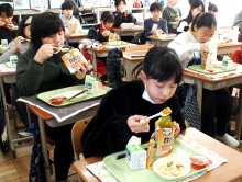 防災給食、備え学ぶ　小中学校特別メニュー　木更津　安全、たっぷりの救給カレー　【大震災ちば１５年】