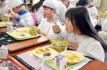 防災給食、備え学ぶ　小中学校特別メニュー　旭　備蓄品活用、スプーン１本で　【大震災ちば１５年】 