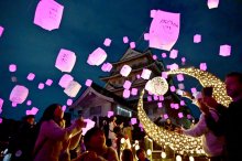 “名城”で風情ある花見　夜空彩る桜色ランタン　千葉城