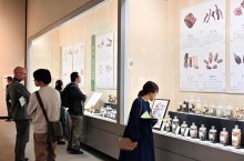 貴重な生薬一堂に　多彩資料、猫猫（マオマオ）も大興奮！　人気小説「薬屋のひとりごと」コラボ　千葉県立中央博物館で企画展