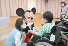 ミッキー・ミニーが“元気”プレゼント　療養中の子どもと交流　四街道・下志津病院