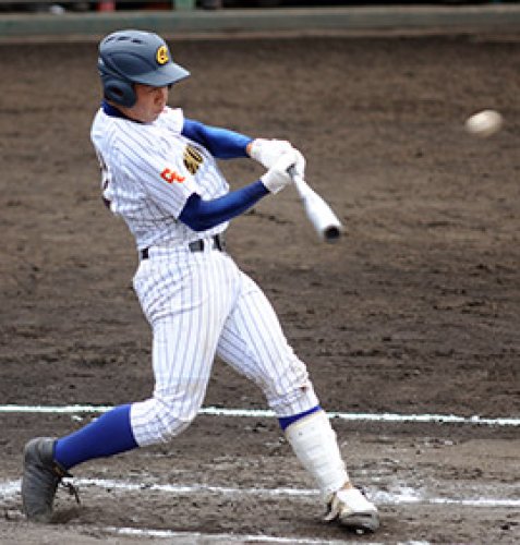 中央学院－成田　１０回表中央学院２死一、二塁、山口が中越え２点適時三塁打を放ち勝ち越す＝柏の葉