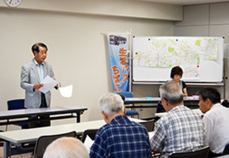 乗車人員の推移や乗客アンケートの結果を報告した武藤代表（写真左）＝３１日、印西市の市民活動支援センター