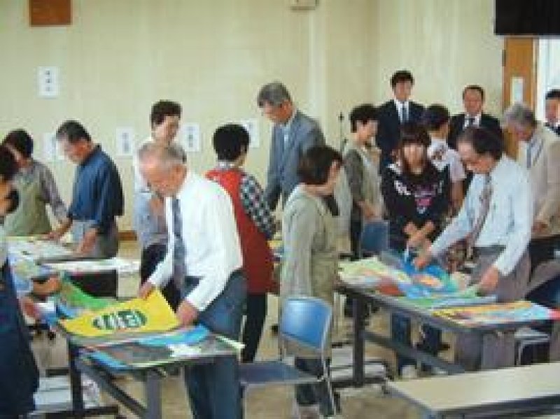 県青少年女性会館で行われた「第６５回ＮＴＴ児童画コンクール」の審査会＝千葉市稲毛区