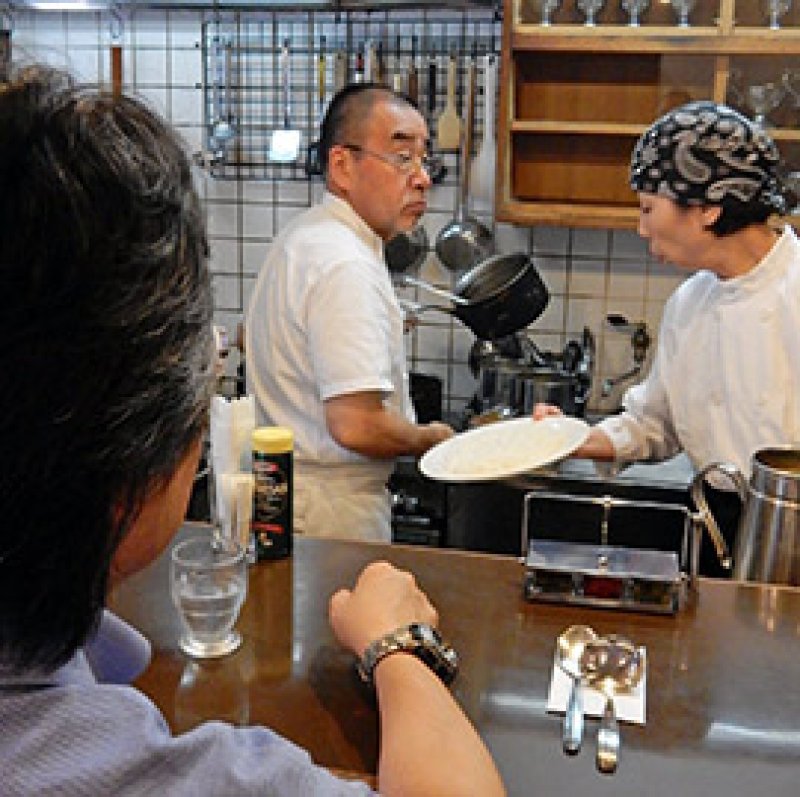息の合った連係プレーで店を切り盛りする森山さん夫妻。料理が出来上がる様子を、カウンター越しに見ることができる