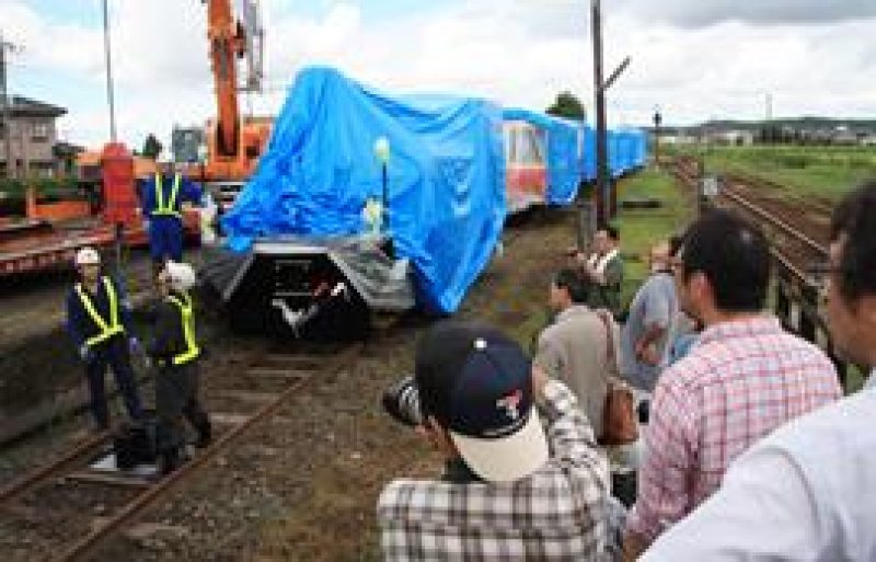 里山トロッコ列車の納車には多くの鉄道ファンが駆け付けた＝１１日、市原市磯ケ谷の小湊鉄道上総山田駅