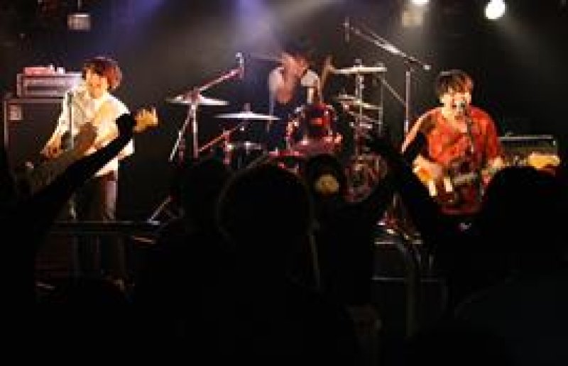 千葉ＬＯＯＫで演奏する県内のバンド「ＱＬＴＯＮＥ」