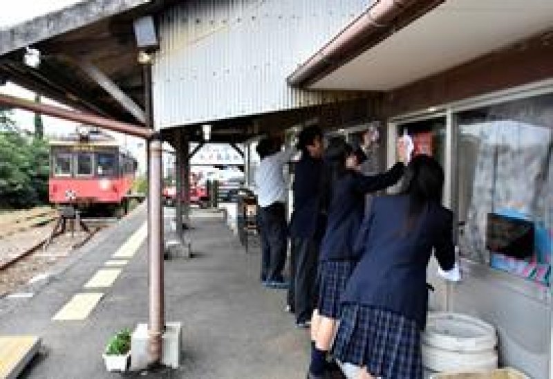  駅舎の窓を拭く高校生たち＝銚子電鉄外川駅