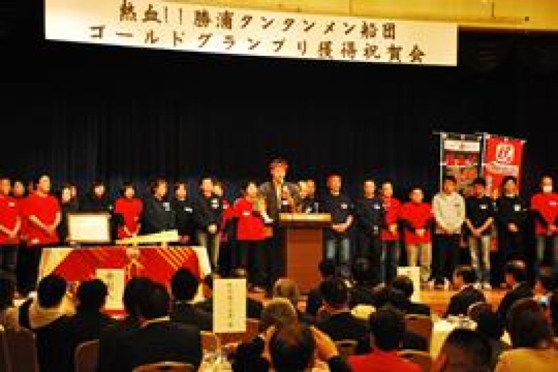 ステージに上り、あいさつをする磯野船団長ら＝勝浦市内のホテル