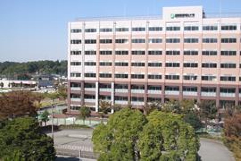 来年４月に国際医療福祉大が開設する看護学部と保健医療学部の校舎（右）。手前の更地に医学部校舎が新設される予定＝成田市公津の杜