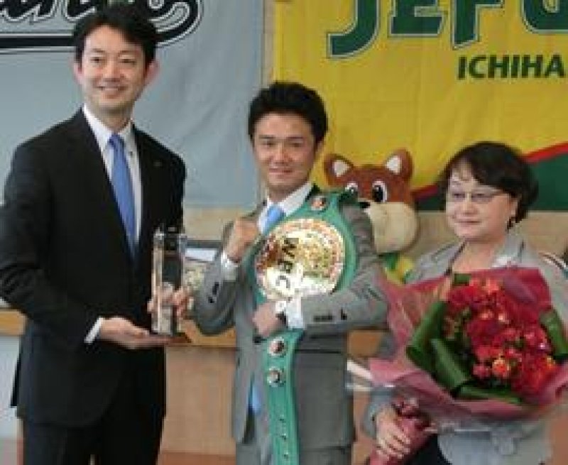 市民栄誉賞を贈られた木村さん（中央）＝２２日、千葉市役所