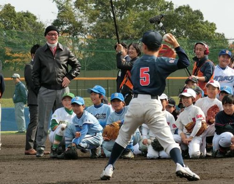 指導風景を見て回った長嶋さん。子どもたちのナイスプレーに笑みがこぼれた＝４日、佐倉市岩名