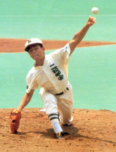 第７４回選手権千葉大会決勝の拓大紅陵戦に先発し、力投する二松学舎沼南の飯塚＝１９９２年７月２７日、マリン
