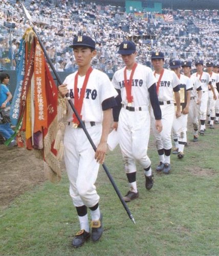 千葉大会決勝で拓大紅陵を破って悲願の甲子園初出場を決め、優勝旗を手に行進する成東・行木＝１９８９年７月３１日、県野球場