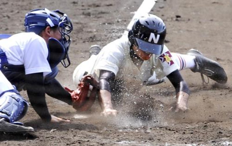 静岡－習志野　７回表習志野２死満塁、打者松山のとき、三走宮内が本盗を決める。捕手佐野＝２０１１年８月７日、甲子園
