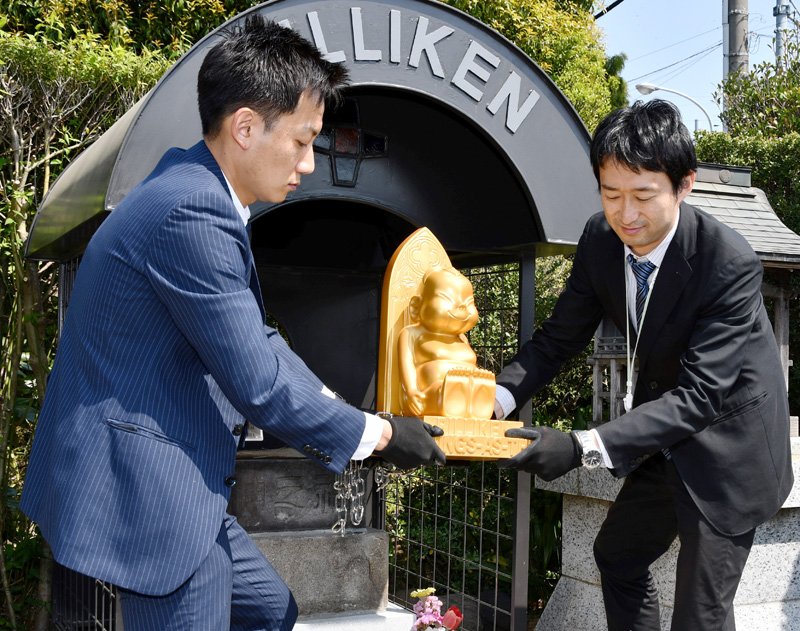 修復のため祠を留守にした石像に代わり設置される金色のビリケンさん像＝４月１３日、流山市