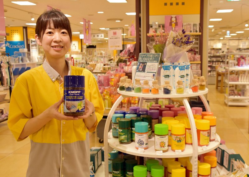 就寝前に心身をリラックスさせる入浴剤＝千葉市中央区の千葉ロフト
